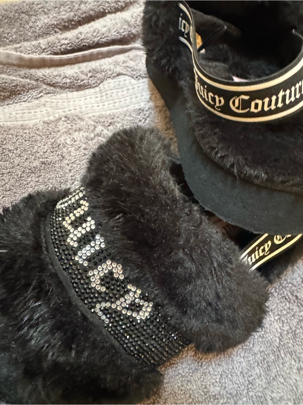 Juicy Couture Black Faux Fur Slide Sandals with Crystal Logo - Picture 6 of 8